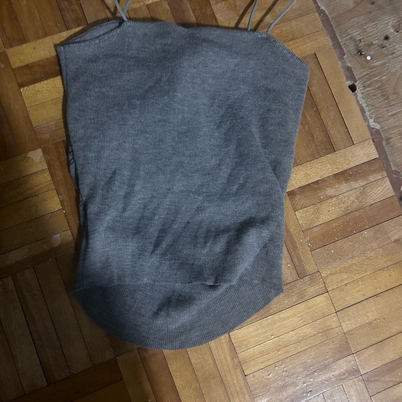 Size small cropped tank top - Picture 2 of 2